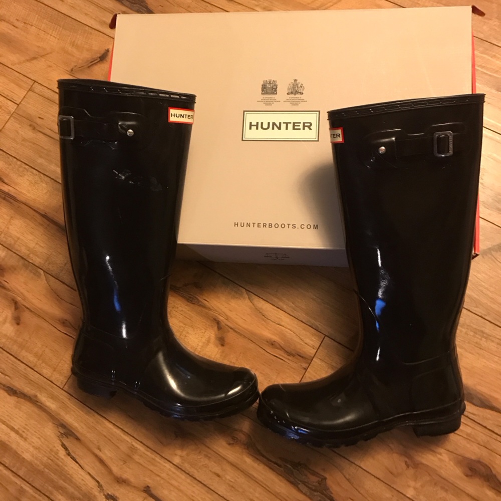 Tall Hunter rain boots in shiny black. Good condition. Size 10.
